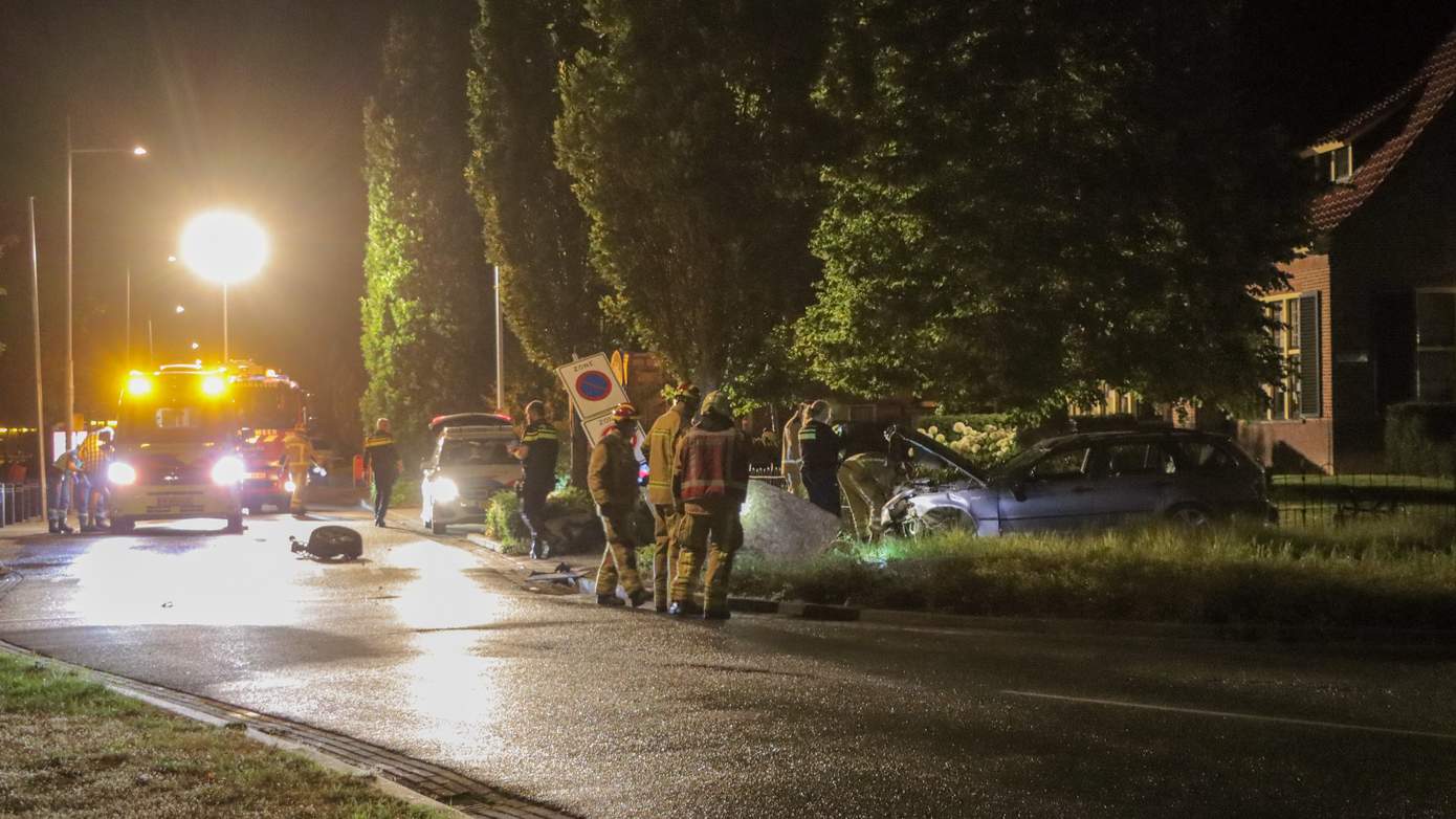 Automobilist gewond na botsing met zwerfkei, lantaarnpaal en verkeersborden (video)