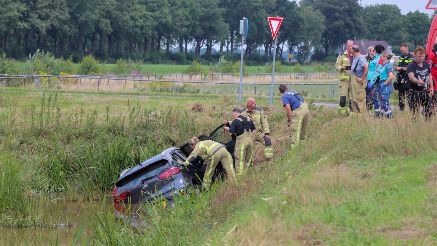 Auto met twee personen en hond te water na intrappen verkeerde pedaal 