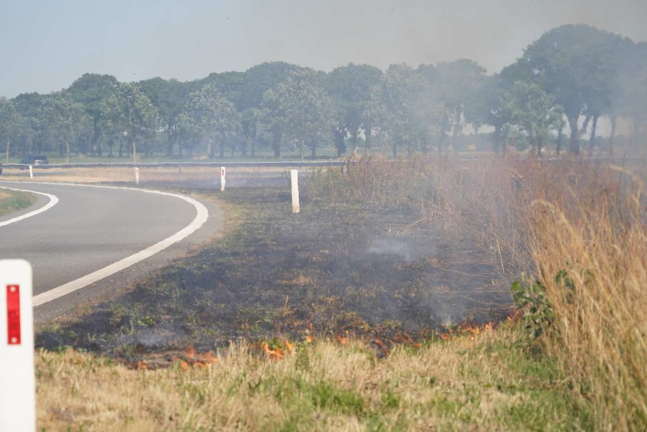 N33 onder rook door verschillende bermbrandjes