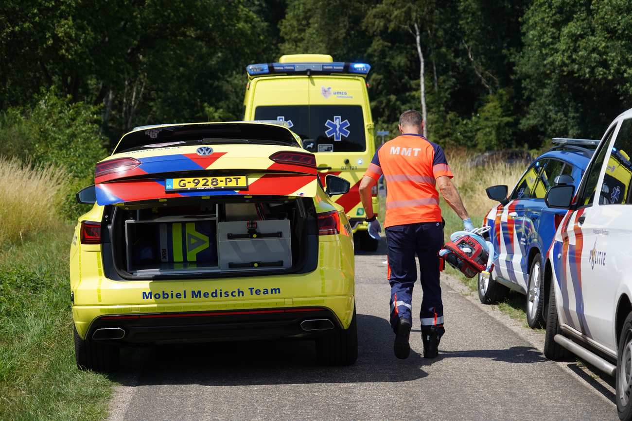 Wielrenner zwaargewond bij botsing met auto