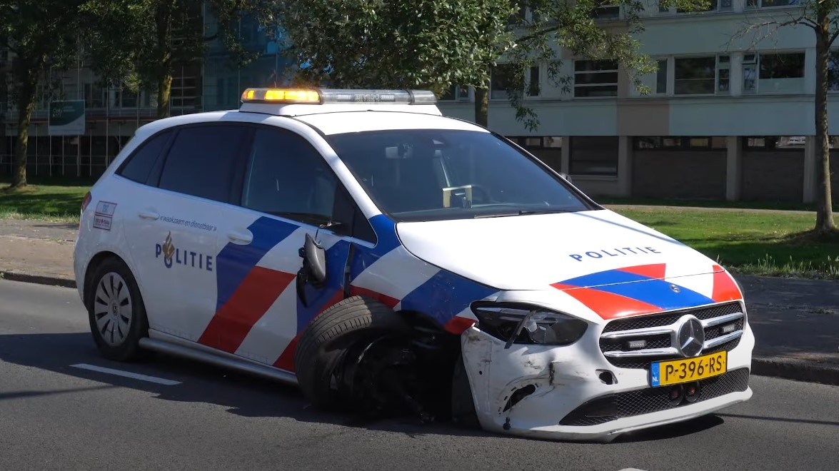 Politieauto botst met busje tijdens spoedrit (video)