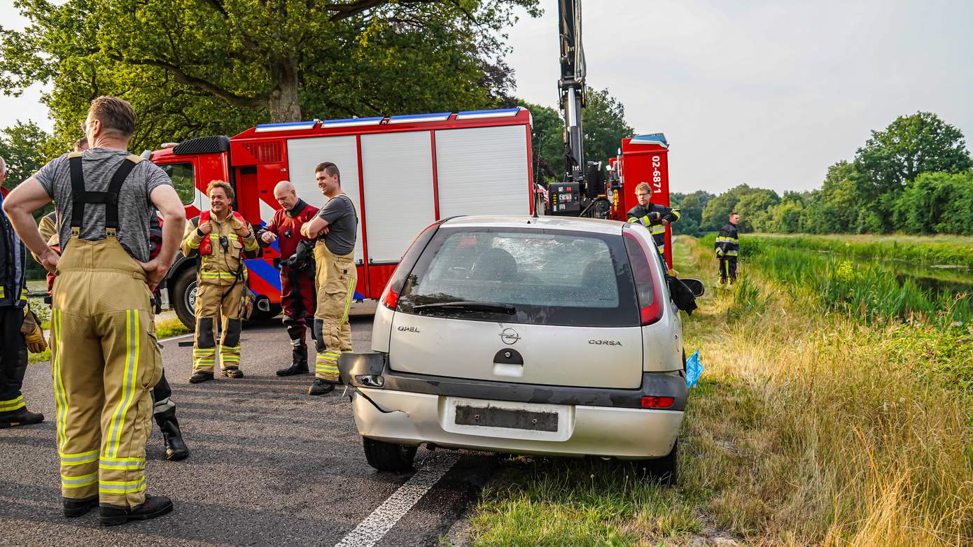 Traumahelikopter en duikers ingezet voor auto te water terwijl bestuurder thuis zit (video)