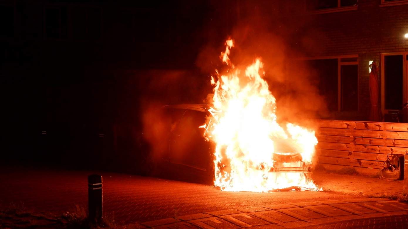 Vermoedelijk brandstichting bij uitslaande autobrand (video)