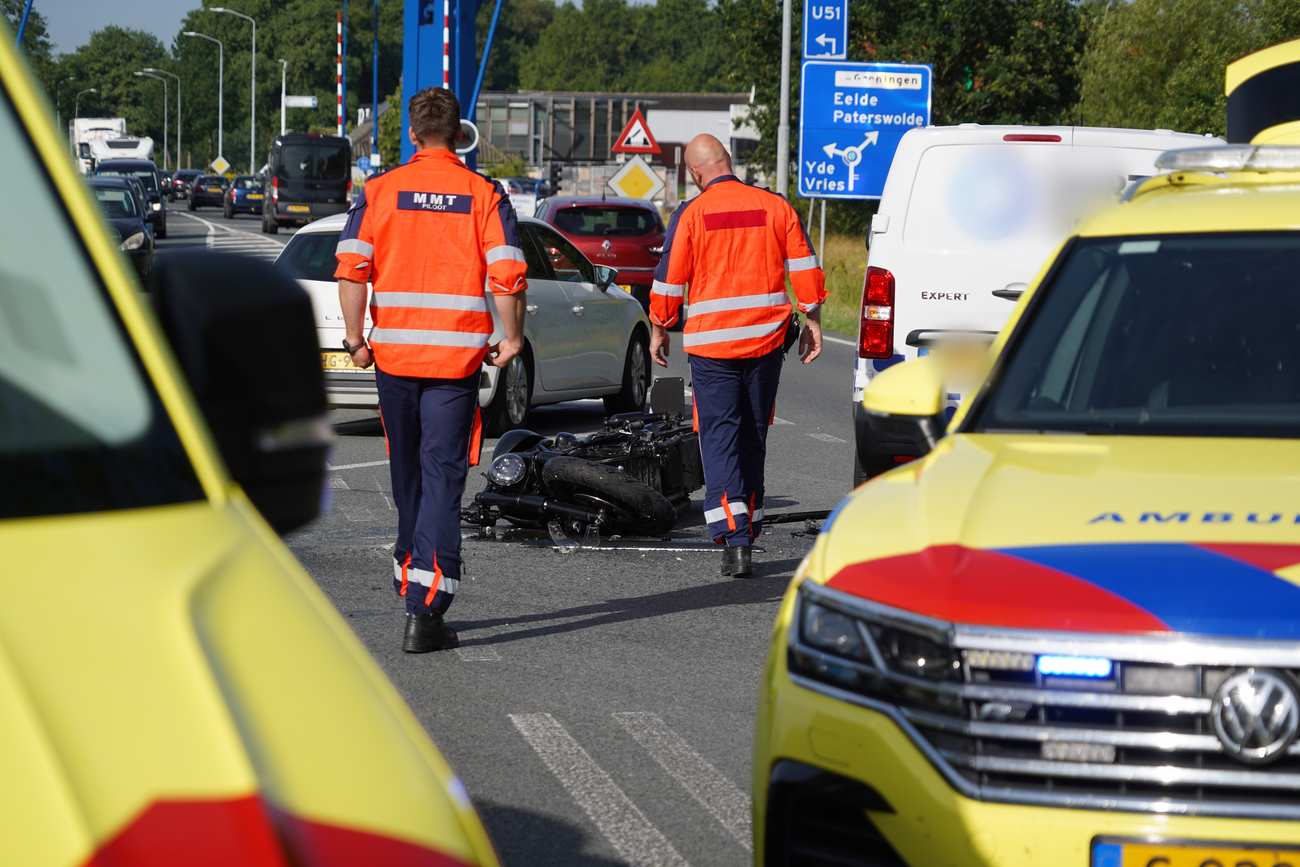 Motorrijder ernstig gewond bij botsing met auto