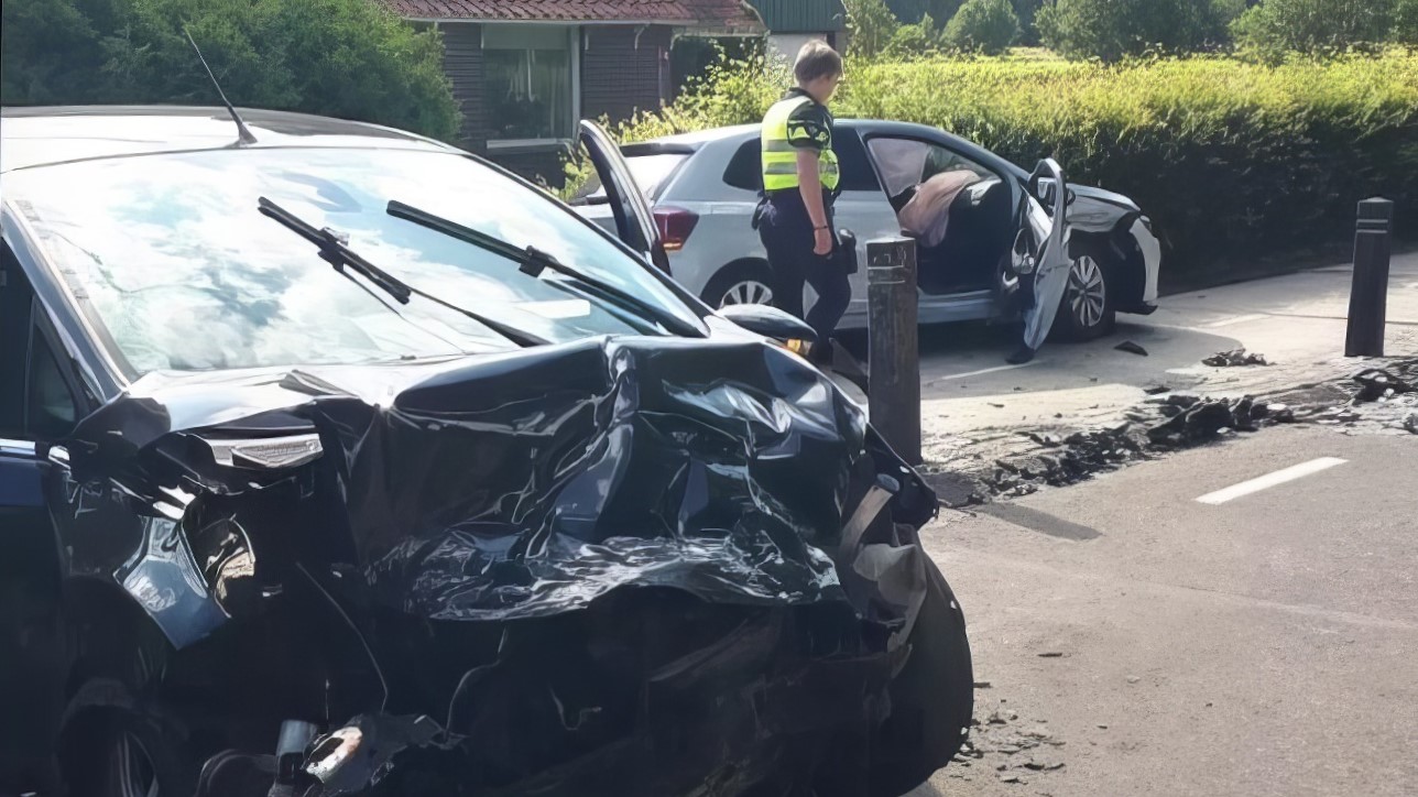 Meerdere gewonden bij forse aanrijding met twee voertuigen