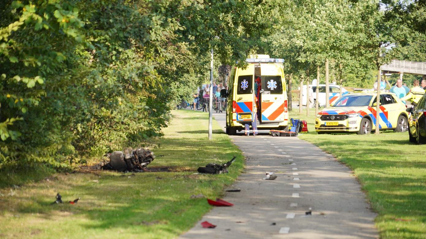 Traumahelikopter ingezet nadat scooterrijder tegen boom rijdt en scooter in brand vliegt