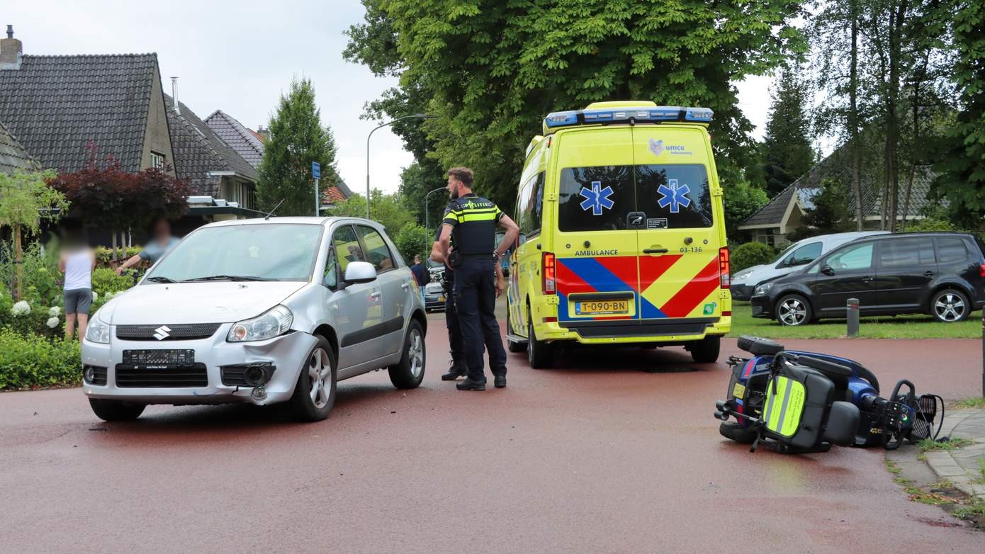 Bestuurster scootmobiel gewond na botsing met auto