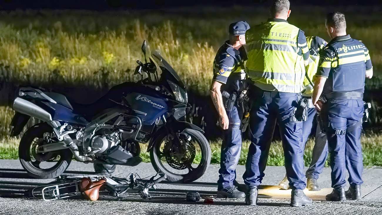 Zwaargewonde bij botsing tussen motor en fietser