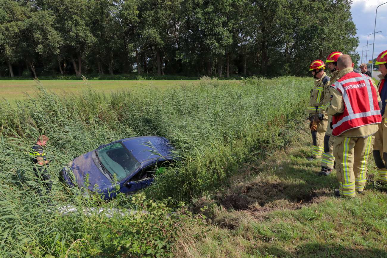 Auto raakt van de weg en belandt in de sloot in Emmen