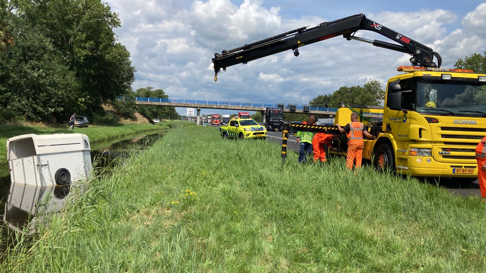 Paardentrailer met pony te water langs A28