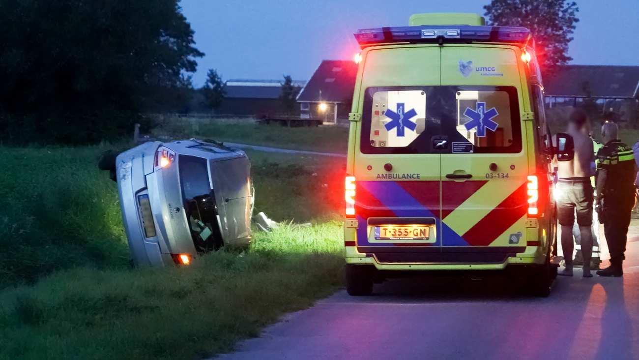 Auto raakt van de weg en belandt op z'n kant