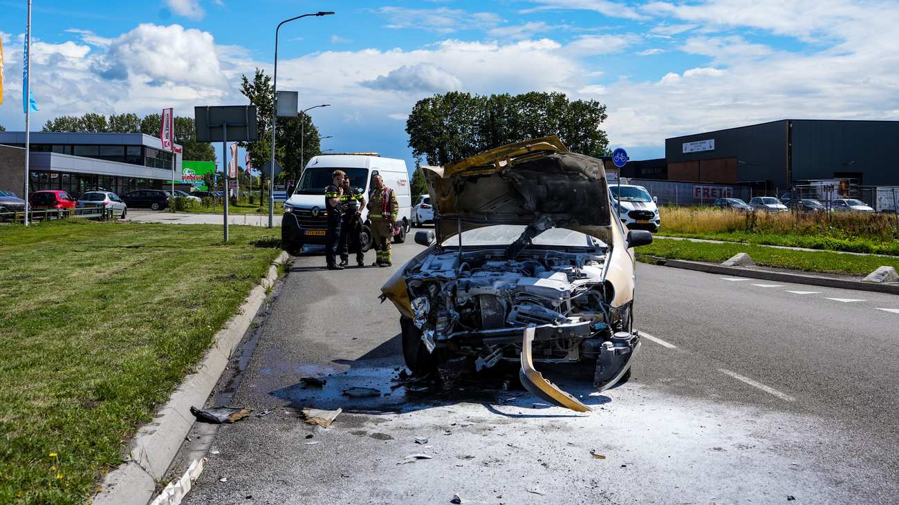 Auto vliegt in brand bij ongeval in Emmen