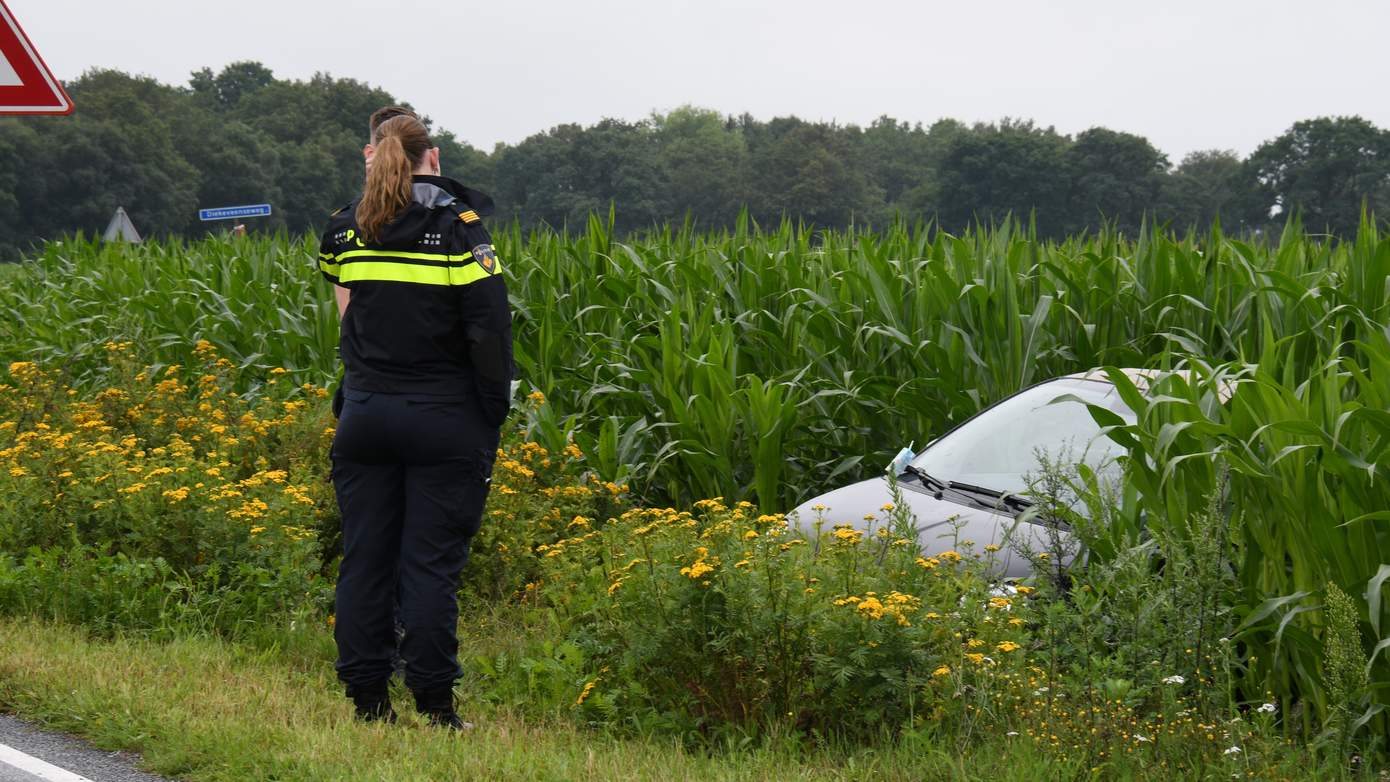 Automobilist rijdt maisveld in na ongeval bij Westerbork