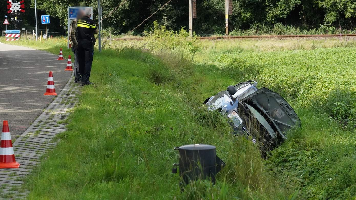 Auto de sloot in bij eenzijdig ongeval in Beilen