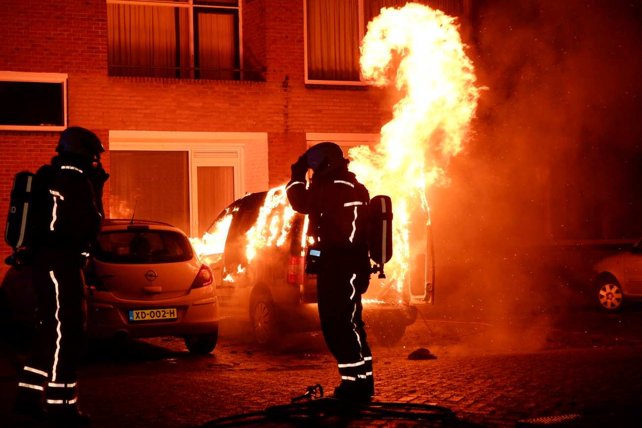 Bedrijfsbusje gaat volledig in vlammen op: ander busje geprobeerd in brand te steken (Video)