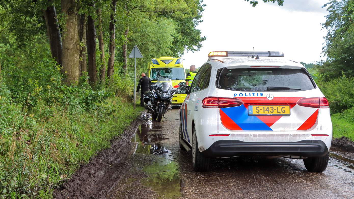 Bijrijder van motor gewond na valpartij op gladde weg