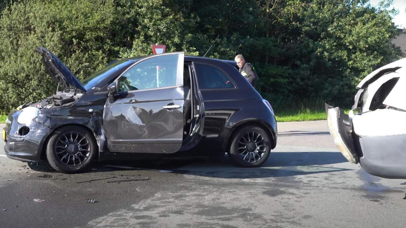 Traumahelikopter opgeroepen voor botsing met twee voertuigen (video)