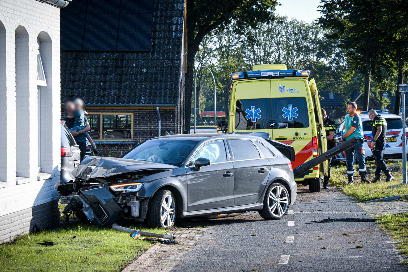 Auto botst op woning: bestuurder raakt gewond (Video)