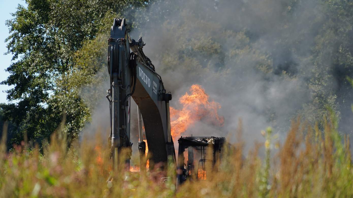 Uitslaande brand verwoest graafmachine (video)