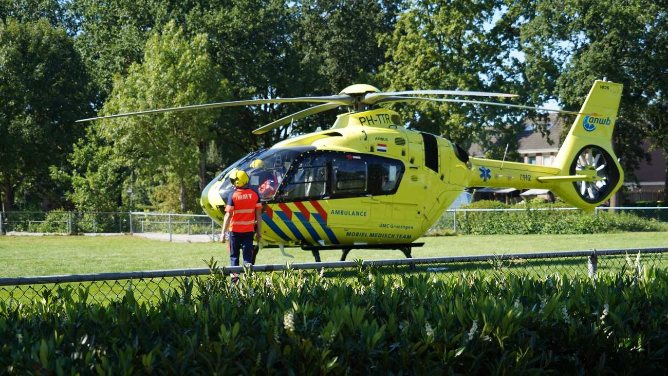 Dakdekker raakt gewond na val van steiger in Smilde: traumahelikopter ingezet voor assistentie