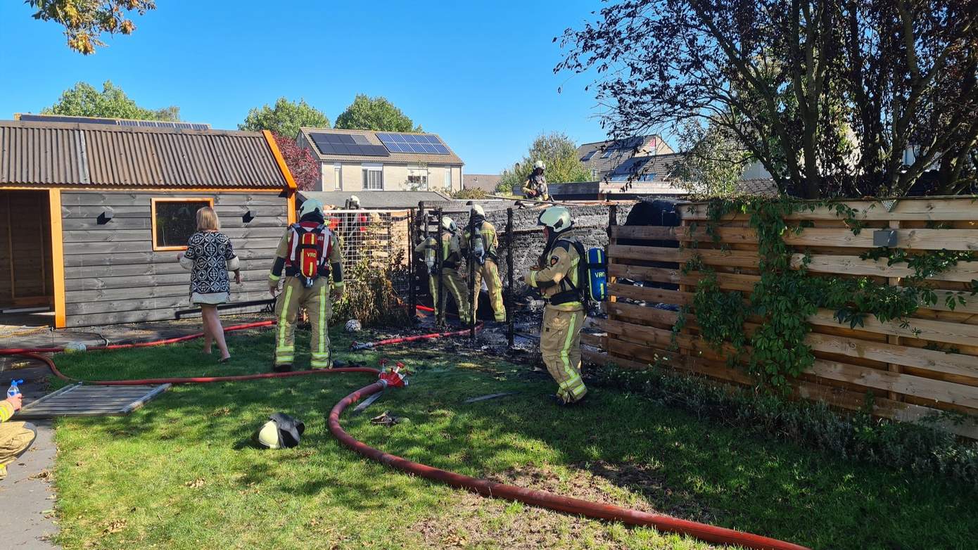 Brandweer en buurtbewoners blussen forse schuurbrand in Beilen