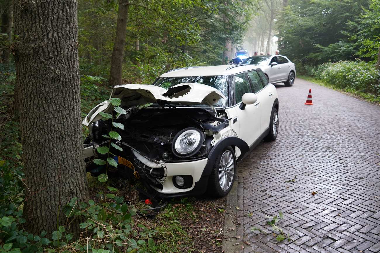 Auto botst tegen boom: vrouw raakt gewond (Video)