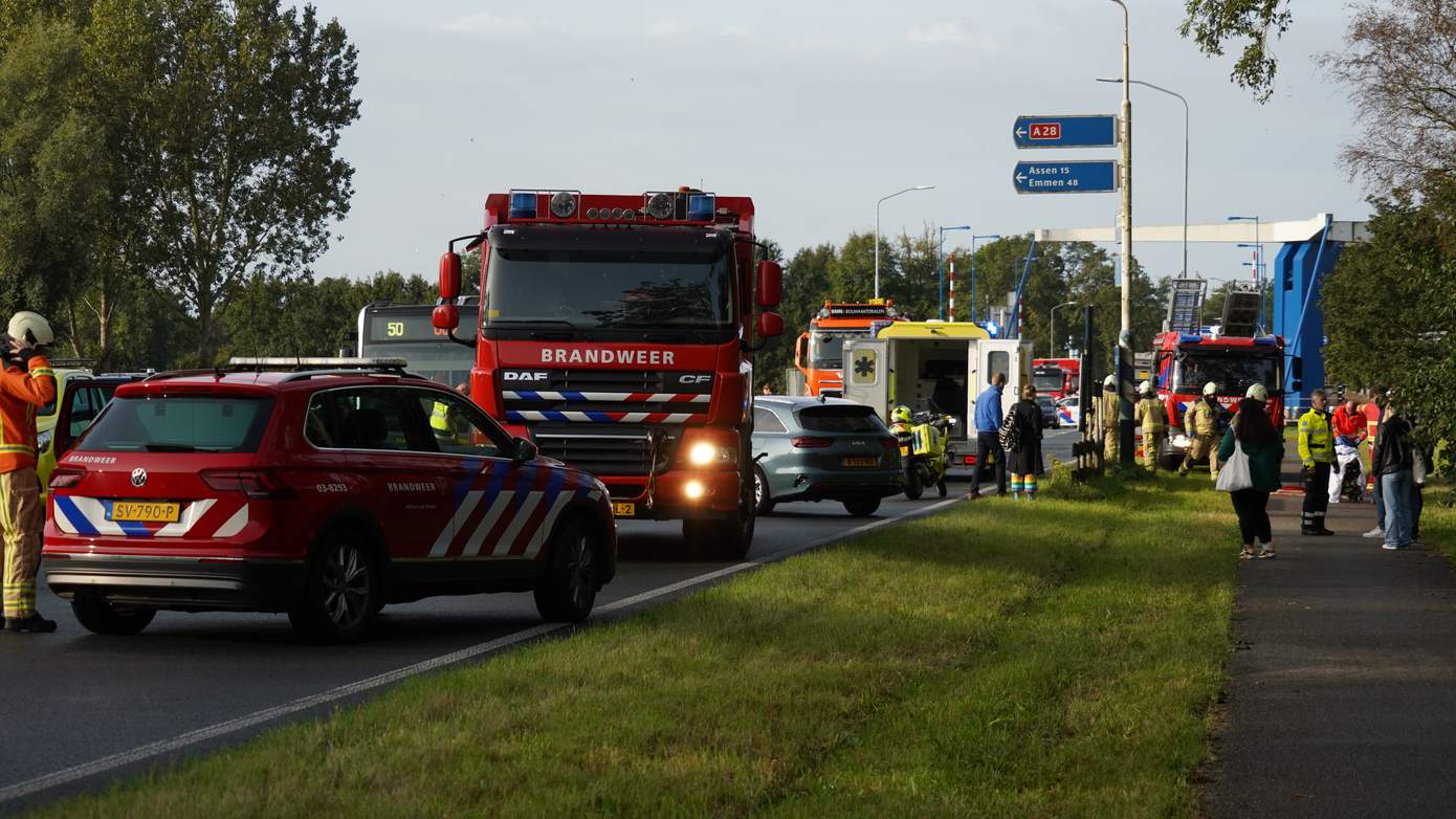 Hulpdiensten groots ingezet voor botsing tussen auto en lijnbus