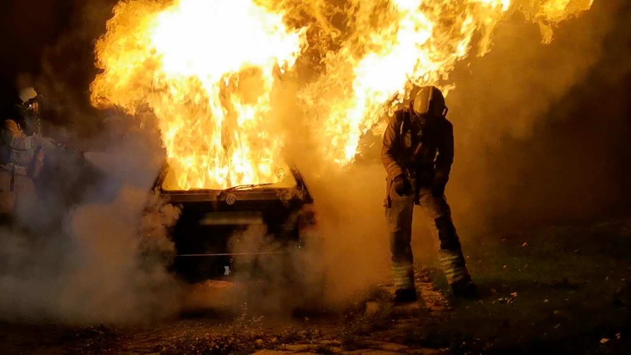 Auto volledig verloren bij fikse brand (Video)