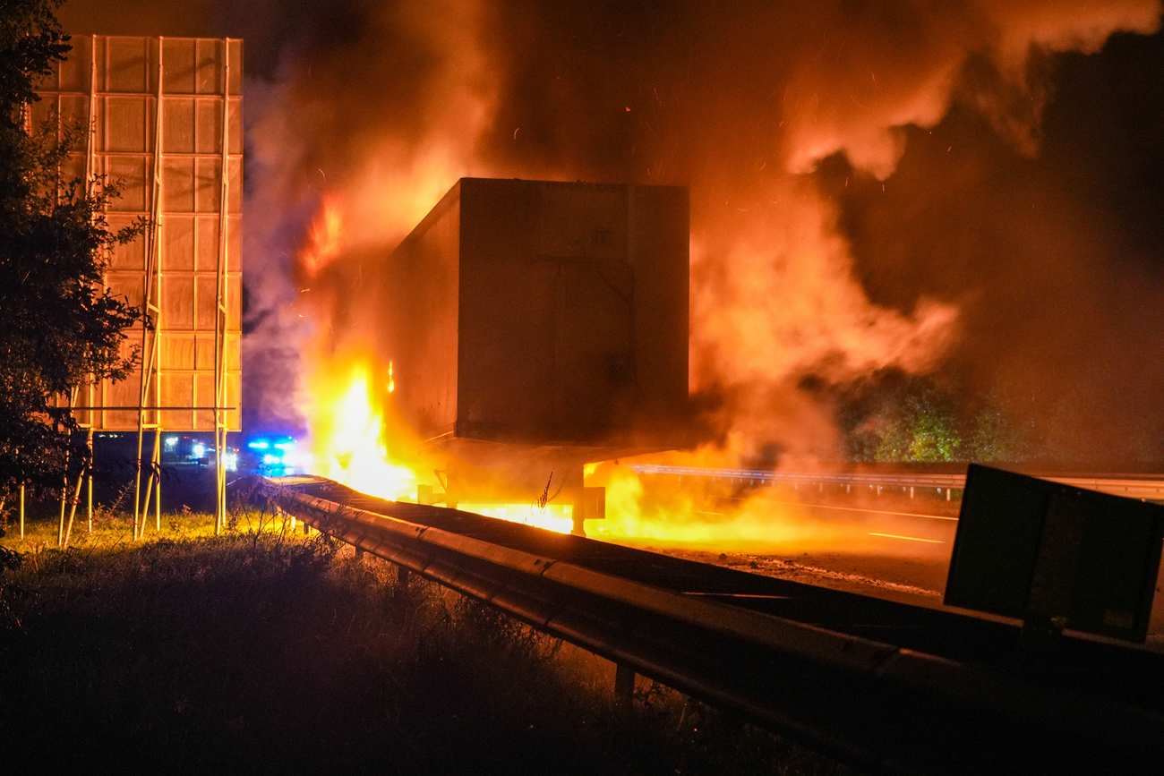 Grote vlammenzee door brand in oplegger op A37 (Video)