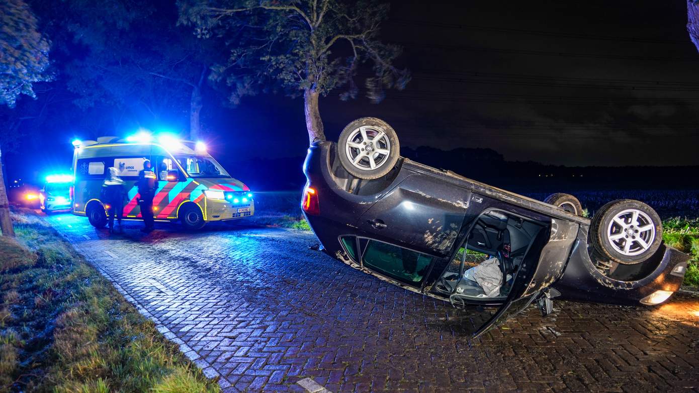 Automobilist gewond nadat auto over de kop slaat op modderspoor