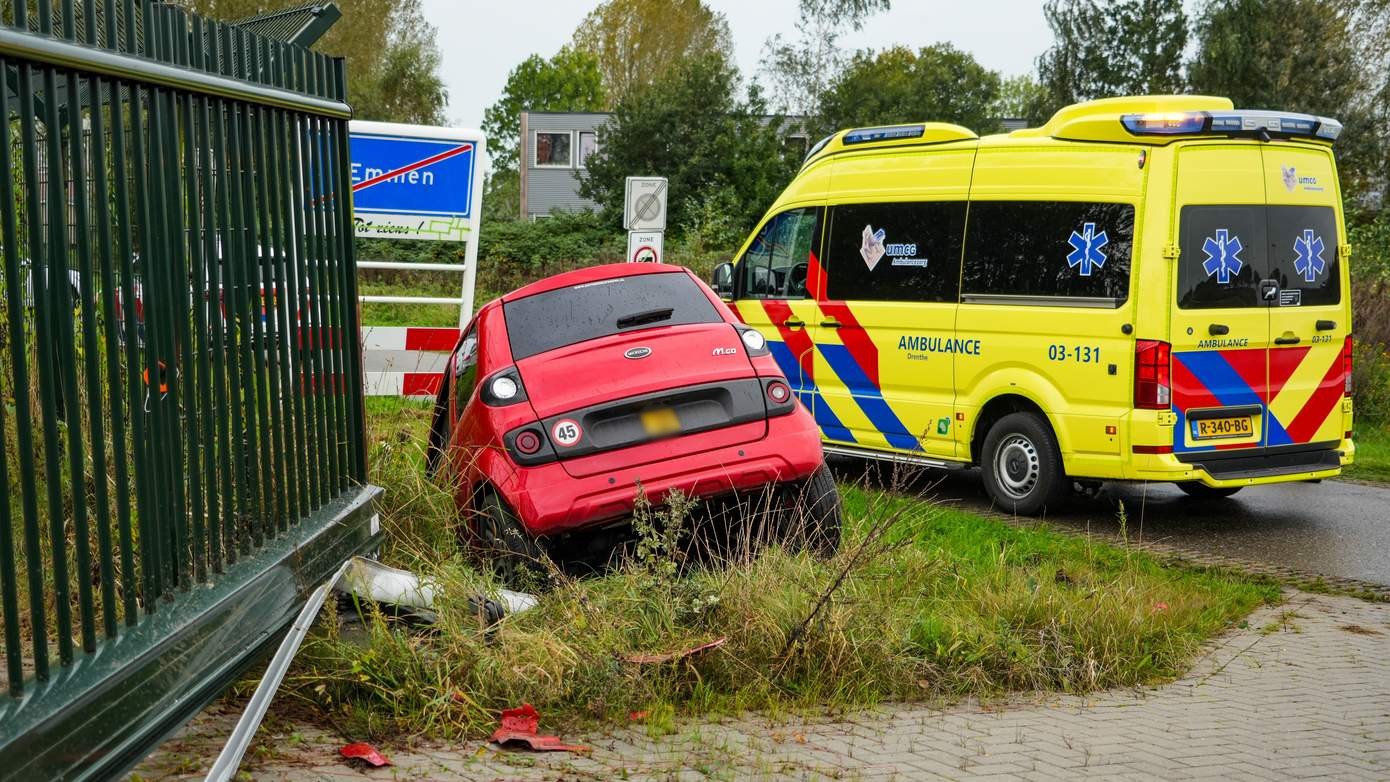 Brommobiel ramt hekwerk en komt in sloot terecht