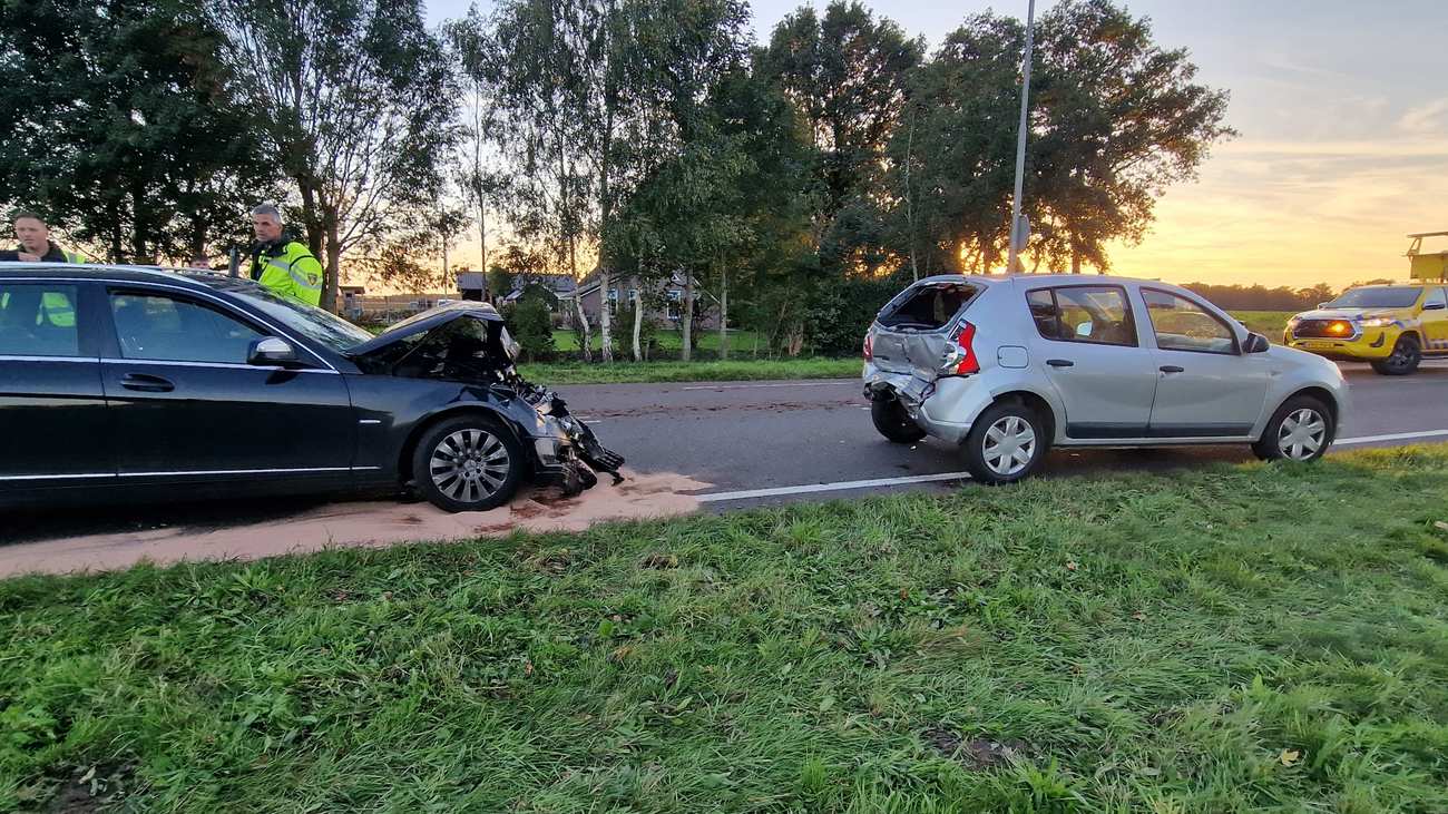 Twee gewonden bij kop-staartbotsing op N855