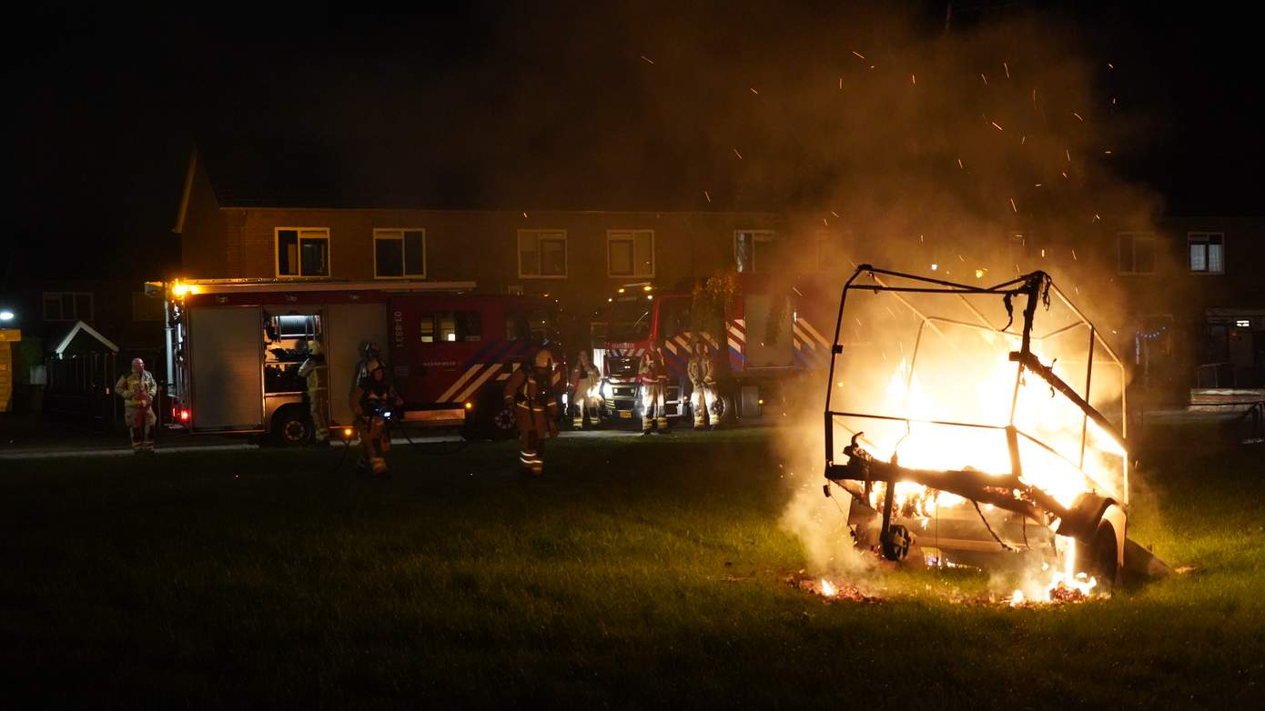 Aanhanger volledig uitgebrand op grasveldje in Coevorden