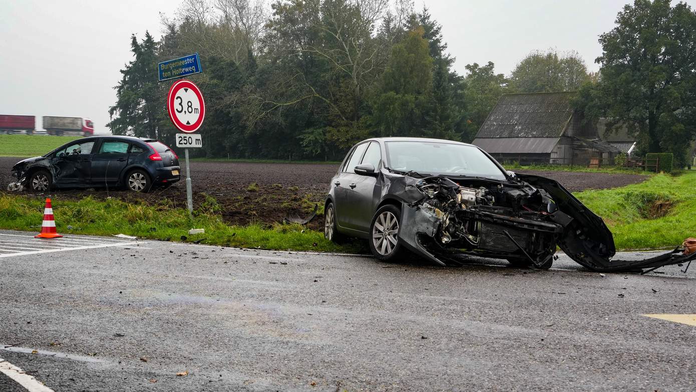 Veel schade na ongeval op kruising in Dalen