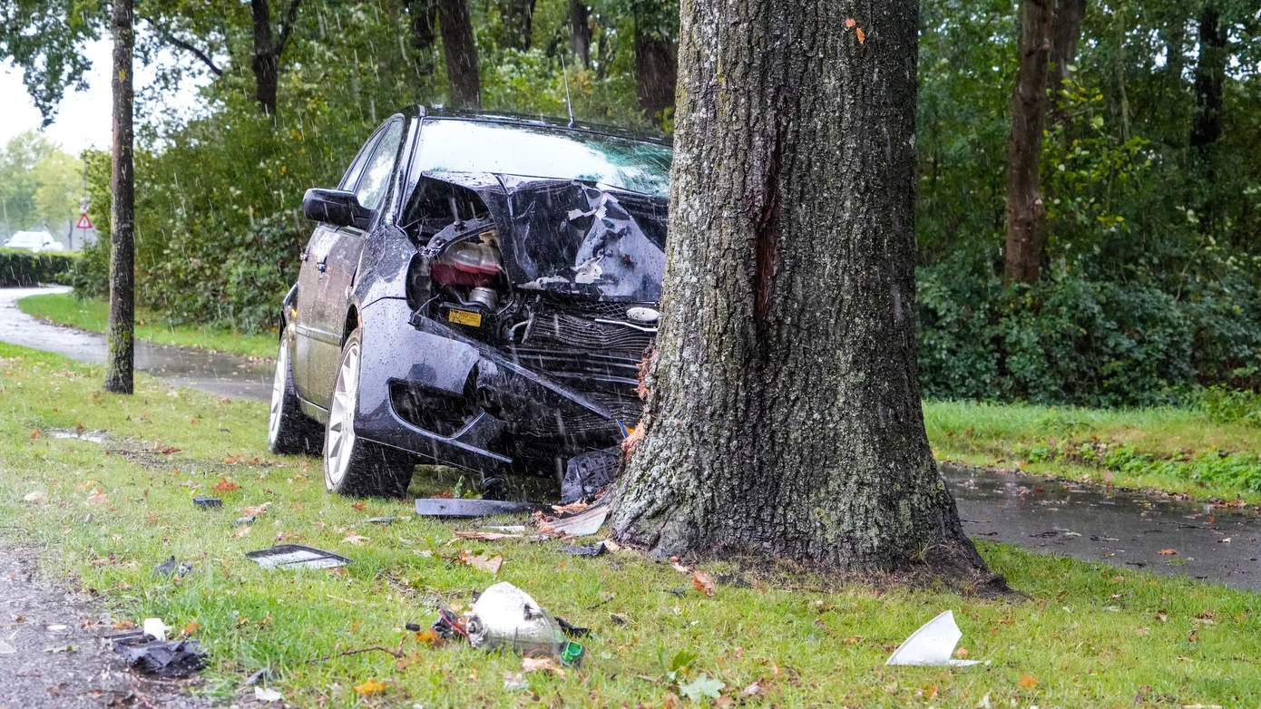 Automobilist botst tegen boom door aquaplanning