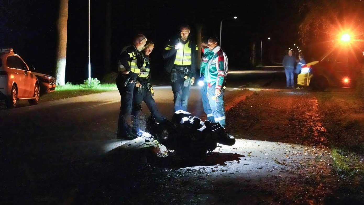 Scooterrijder gewond na botsing met middengeleider