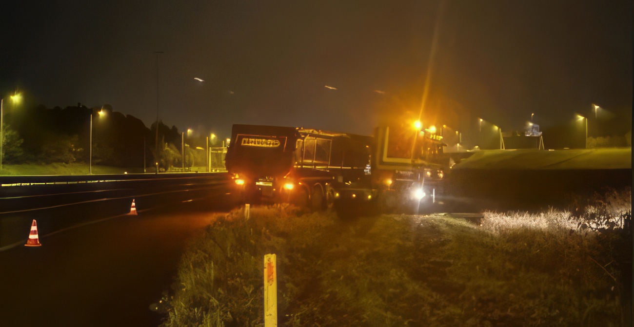 Vrachtwagen raakt van de weg op A28 en komt in de berm