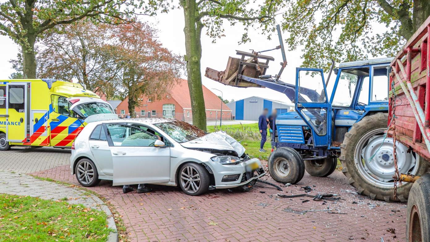 Twee gewonden na fors ongeval tussen auto en trekker