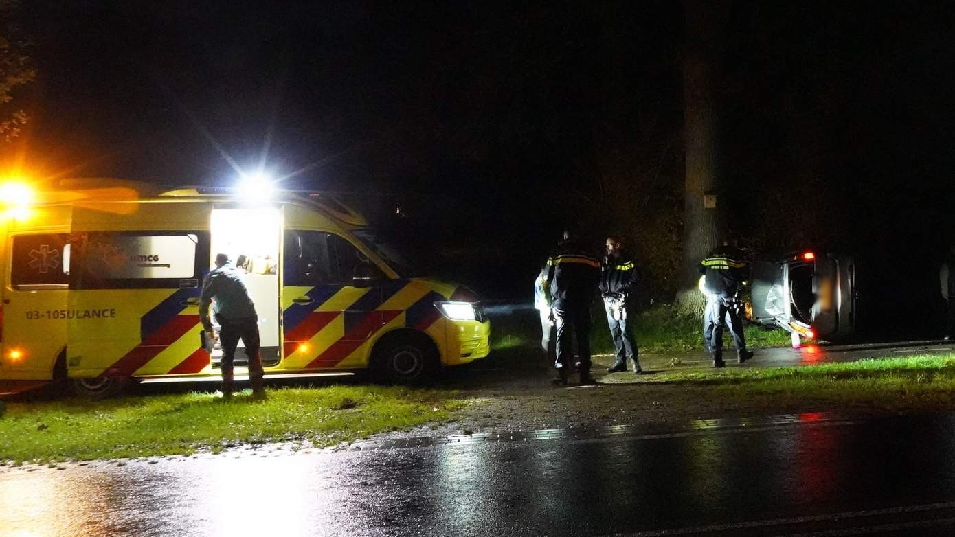 Automobilist vliegt uit de bocht en komt via fietspad op de kant tegen boom tot stilstand