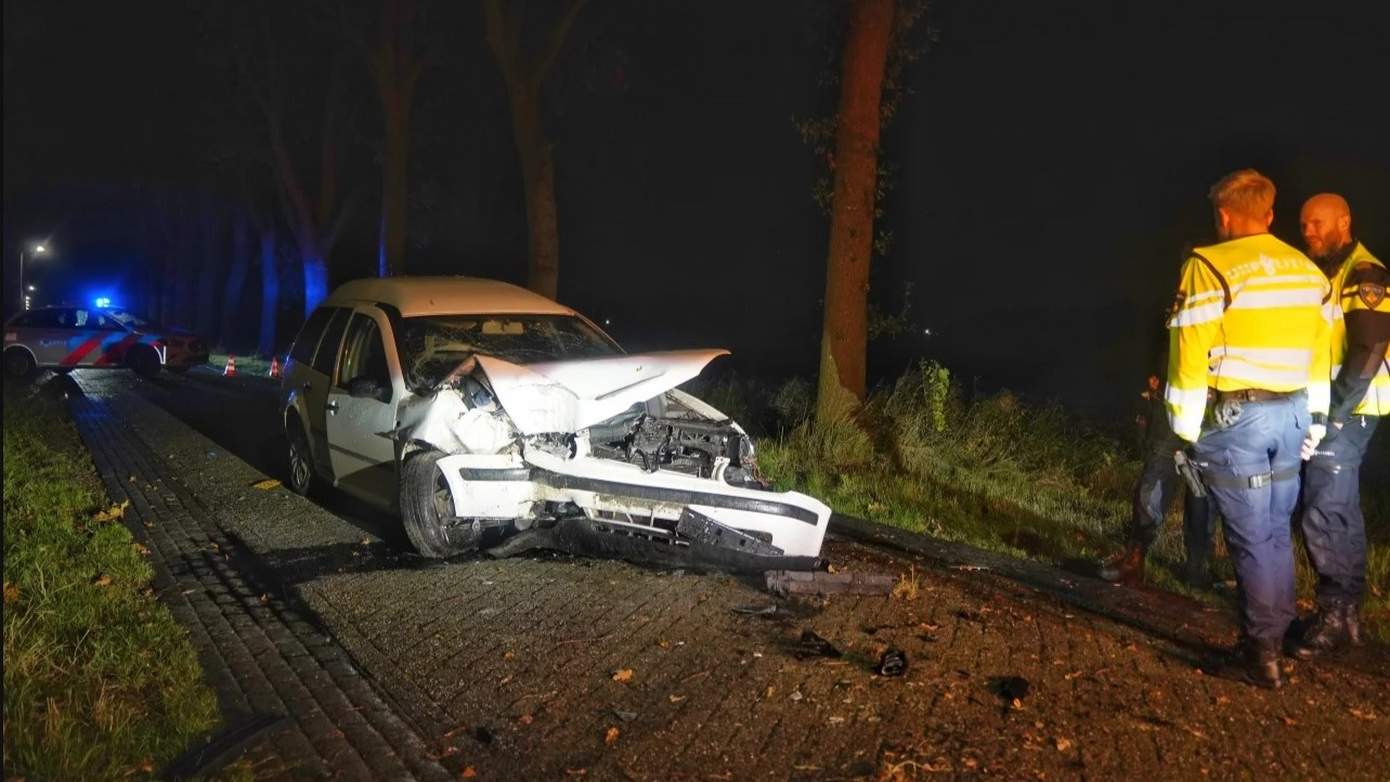 Traumahelikopter opgeroepen nadat auto tegen boom botst