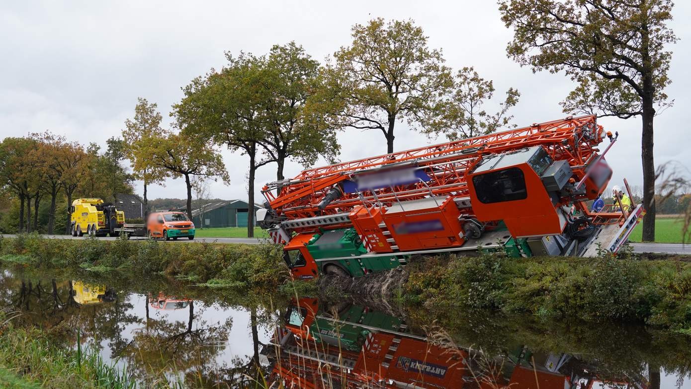 Mobiele kraan raakt nét niet te water: N919 nog uren afgesloten vanwege berging