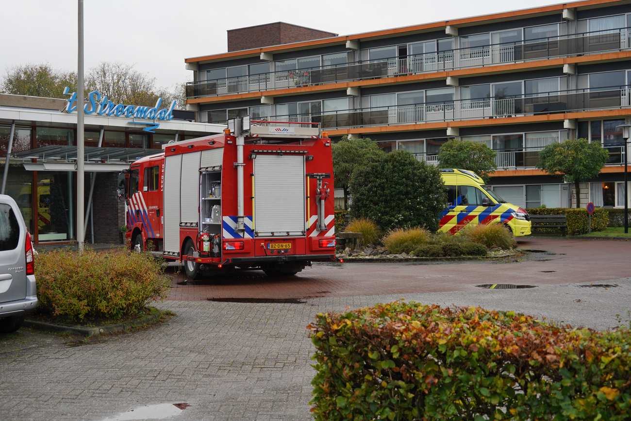 Hulpdiensten in actie voor rook in woning van wooncentrum