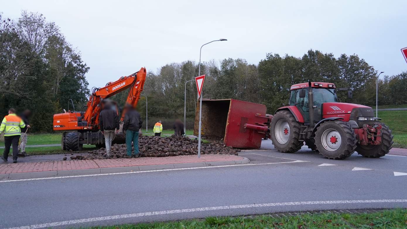 Bak met biet'n gekanteld op rotonde