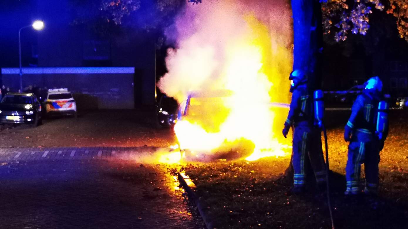 Weer een auto onder verdachte omstandigheden in brand in Hoogeveen