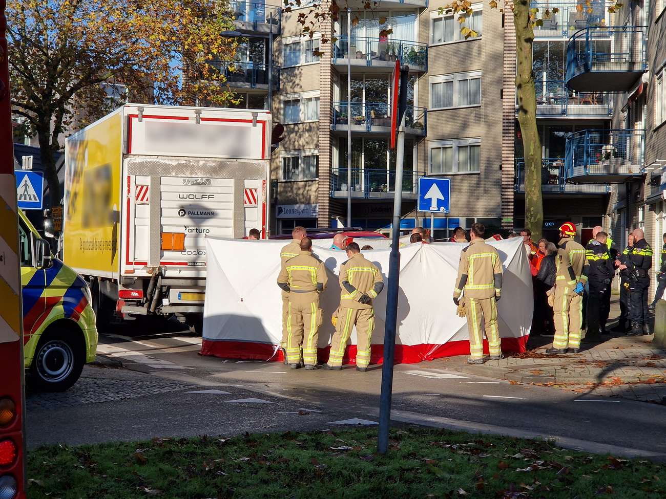 Persoon in scootmobiel zwaargewond bij botsing met vrachtwagen