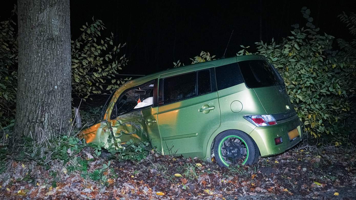 Twee gewonden nadat auto tegen boom rijdt in Dwingeloo