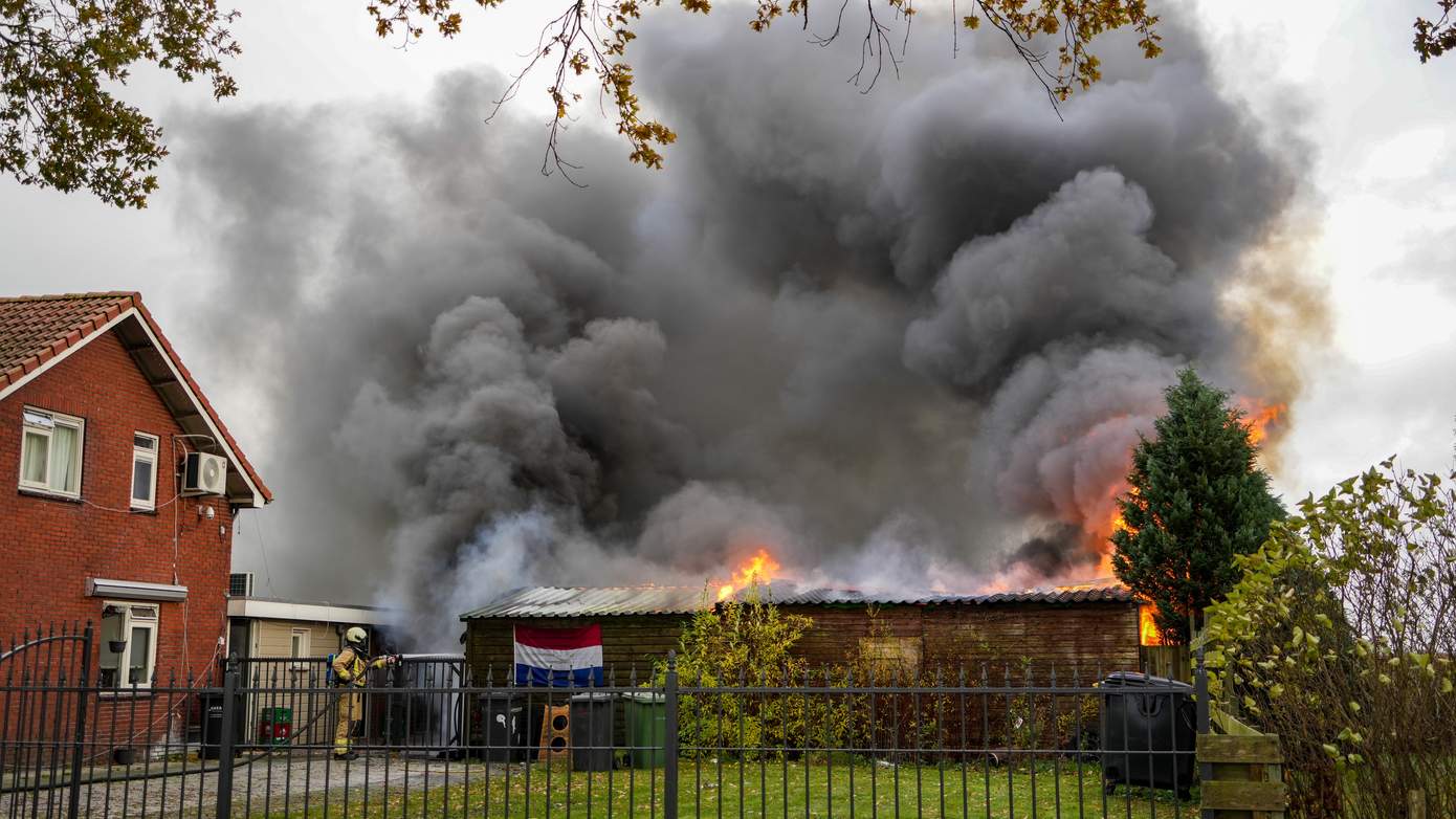 Brandweer redt 4 honden bij uitslaande brand in schuur