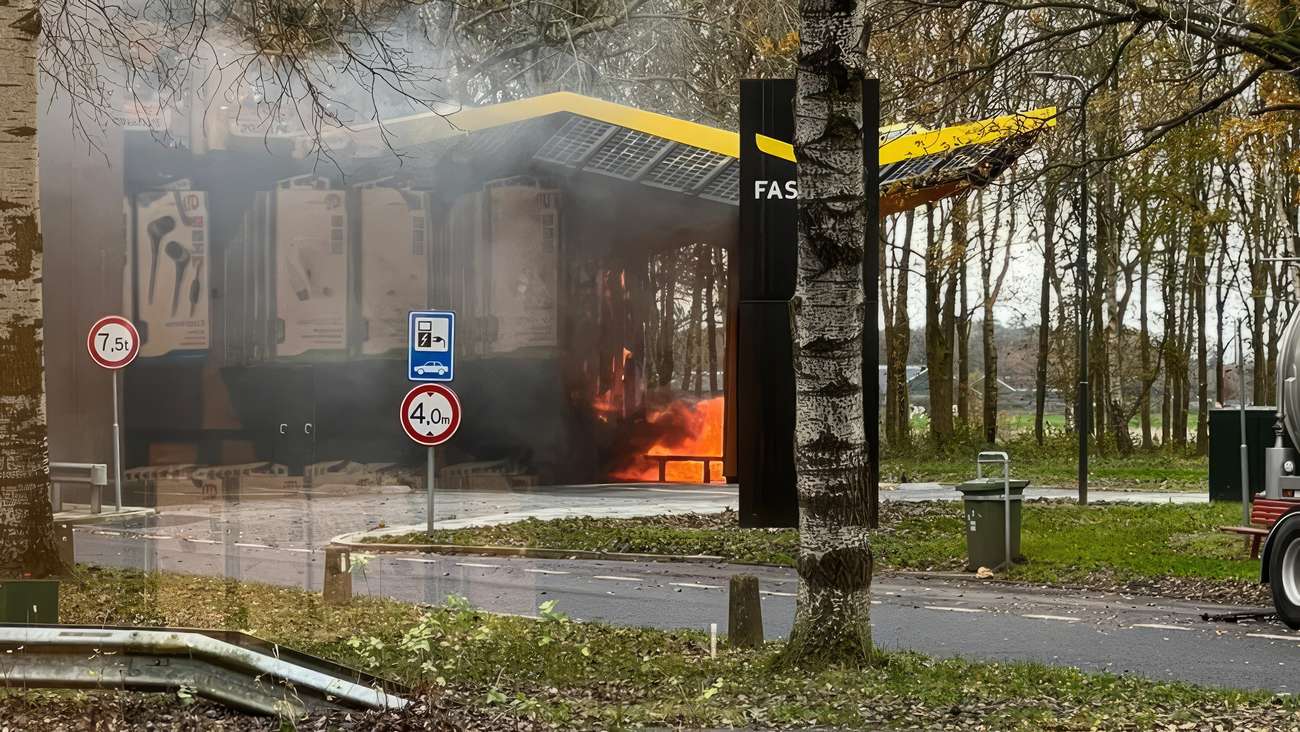 Flinke vlammenzee verwoest elektrische auto en laadstation