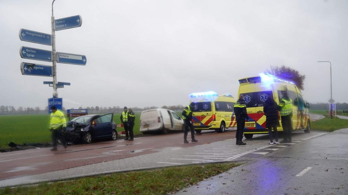 Twee gewonden na botsing op kruising in Spier (video)