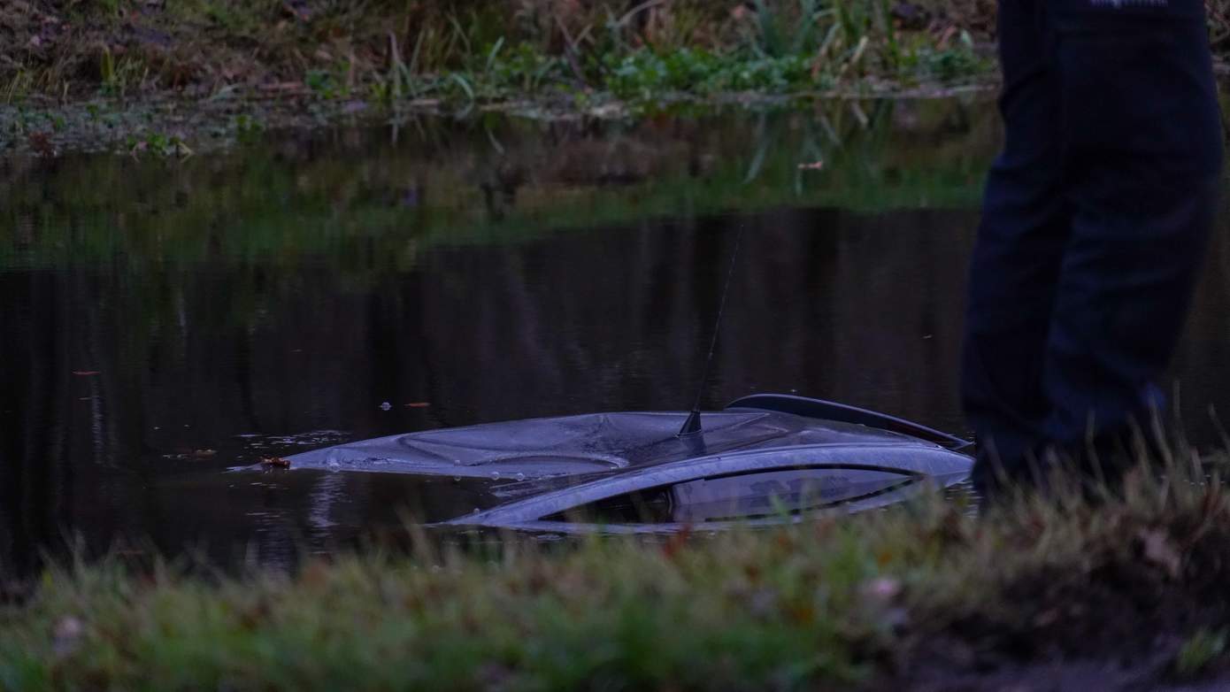 Automobiliste rijdt Veenhuizerkanaal in Veenhuizen in en raakt lichtgewond